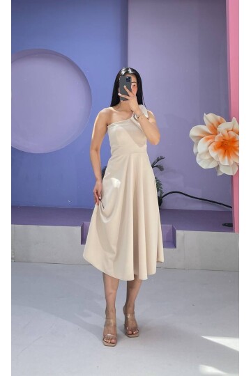 3443-BEJ TEK OMUZ FİYONK DETAY ELBİSE