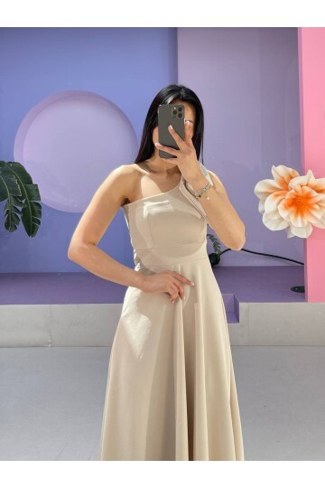 3443-BEJ TEK OMUZ FİYONK DETAY ELBİSE