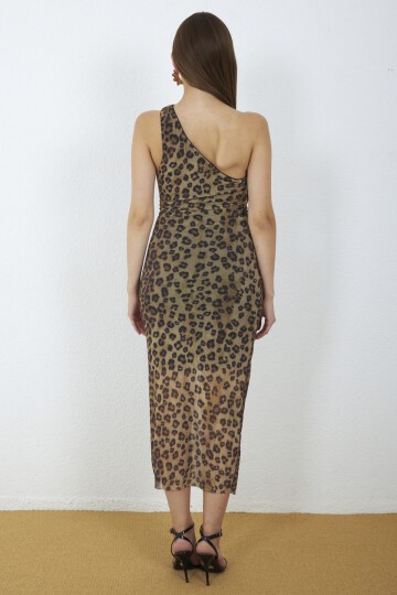 3515-Leopar Desenli Tek Omuz Drapeli Midi Elbise