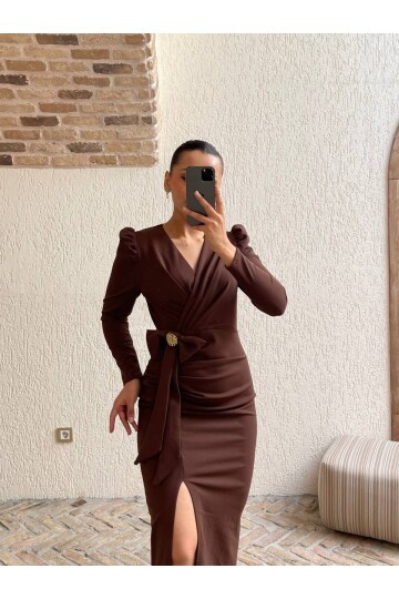 3565-KAHVERENGİ DENİZ KABUĞU BROŞLU ELBİSE