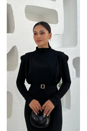 3587-SİYAH  BALIKÇI YAKA OMUZLARI PİLELİ KENDİNDEN TOKA KEMERLİ ELBİSE