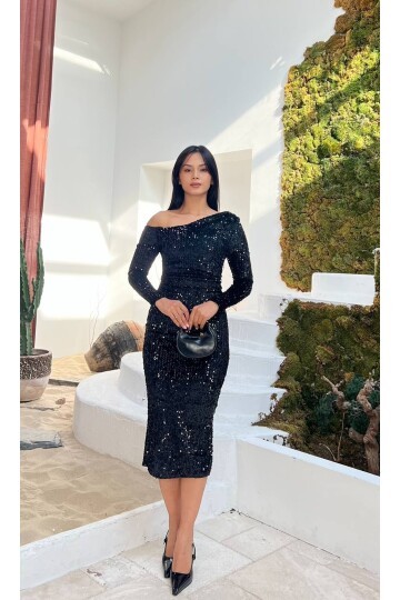 3650-SİYAH TEK OMUZ MİDİ BOY PULPAYET ELBİSE