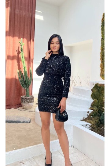 3651-SİYAH BOĞAZLI OMUZLARI VATKALI PULPAYET ELBİSE