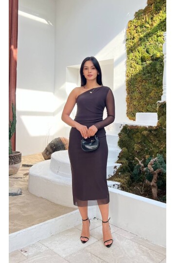 3725-KAHVERENGİ TEK OMUZ TÜL ELBİSE