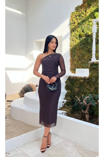 3725-KAHVERENGİ TEK OMUZ TÜL ELBİSE