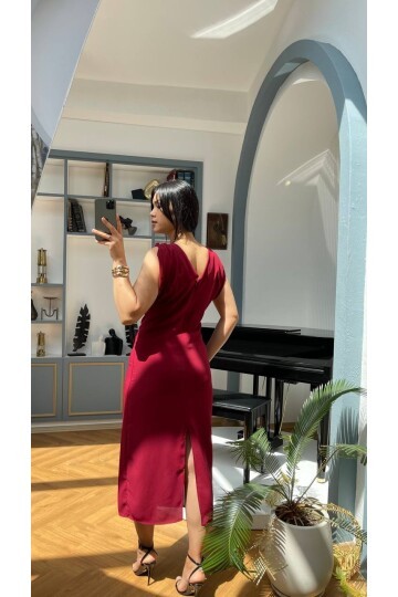 3746-BORDO OMUZLARI TOKA DETAY ELBİSE