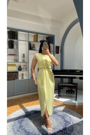 3755-SARI BÖBREK PENCERELİ TOKALI ELBİSE