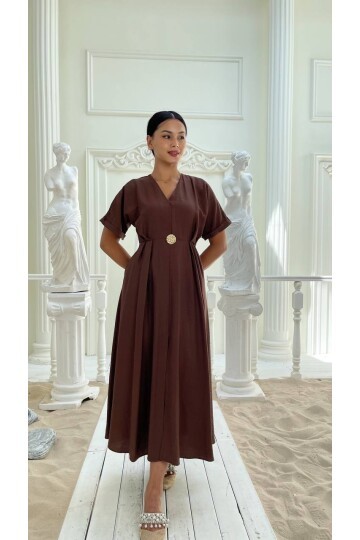3799-KAHVERENGİ BROŞLU ÖNÜ YIRTMAÇLI ELBİSE