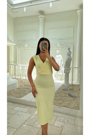 3806-SARI ANVELOK DETAY BROŞLU ELBİSE