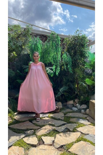 3807-PEMBE HALTER YAKA KRİNKIL KUMAŞ ELBİSE