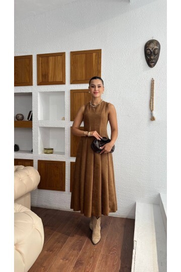 3825-CAMEL SÜET KUMAŞ SIFIR KOL KİLOŞ ELBİSE