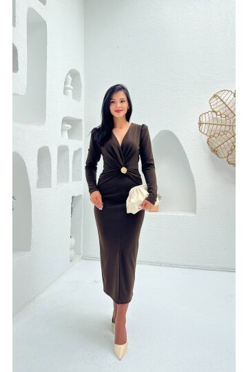 3830-KAHVE GÖĞÜS ALTI DRAPELİ BROŞLU ELBİSE