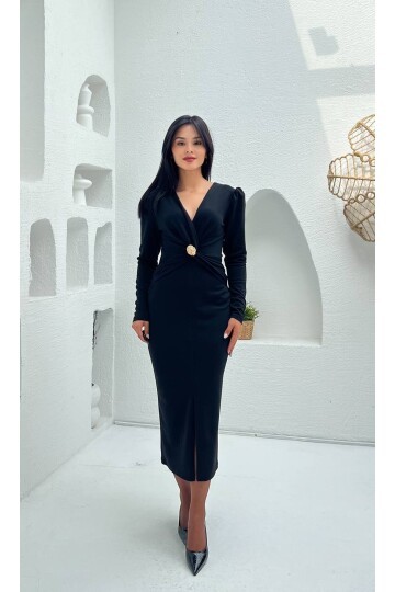 3830-SİYAH GÖĞÜS ALTI DRAPELİ BROŞLU ELBİSE