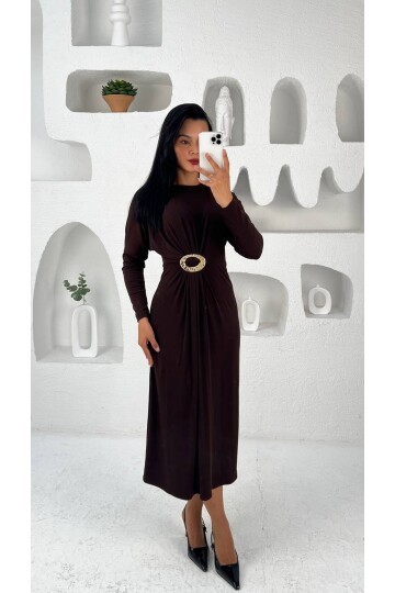 3831-KAHVERENGİ ELİPS TOKALI ÖNDEN DÜĞÜMLÜ SANDY ELBİSE