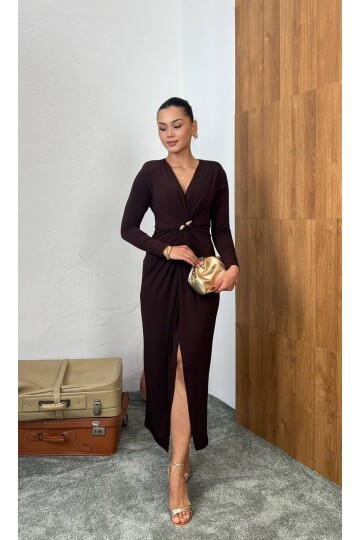 3849-KAHVERENGİ  SANDY KUMAŞ ÖNÜ BÜZGÜLÜ BROŞ DETAYLI ELBİSE