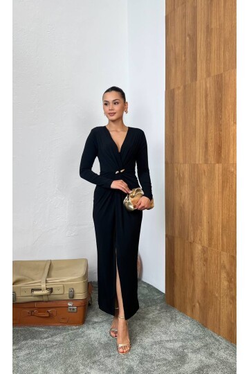 3849-SİYAH SANDY KUMAŞ ÖNÜ BÜZGÜLÜ BROŞ DETAYLI ELBİSE