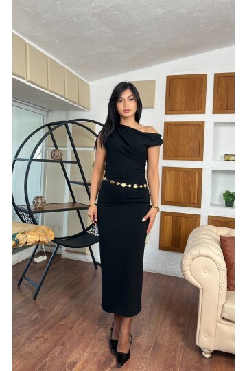 3851-SİYAH TEK OMUZ ZİNCİR KEMERLİ ELBİSE