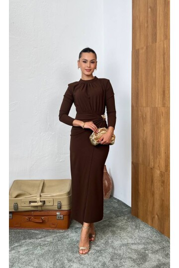 3855-KAHVERENGİ YAN BÜZGÜ TOKA DETAYLI UZUN ELBİSE