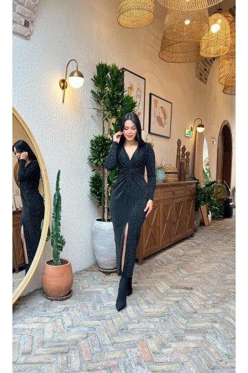 3856-SİYAHA GÜMÜŞ TAŞLI SİM KUMAŞ ÖNÜ BÜZGÜLÜ ELBİSE