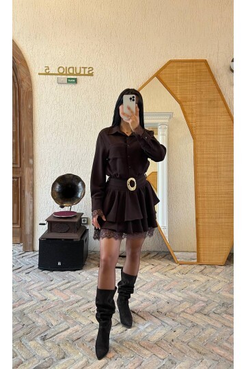 3858-KAHVE KAT KAT DANTEL DETAYLI TOKA KEMERLİ ELBİSE