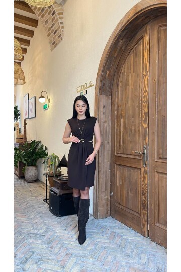 3859-KAHVE BEL PENCERE DEKOLTELİ KISA ELBİSE