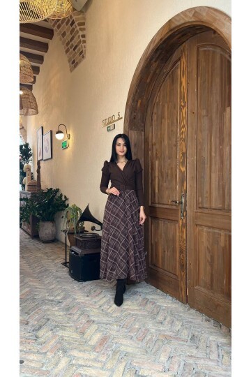 3860-KAHVE ÜSTÜ KREP ALTI EKOSE DESEN ŞİFON ELBİSE