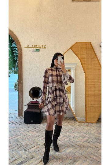 3861-KAHVE  EKOSE DESEN KAT KAT ŞİFON ELBİSE