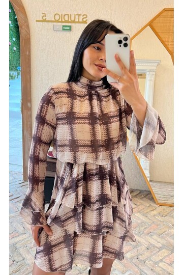 3861-KAHVE  EKOSE DESEN KAT KAT ŞİFON ELBİSE