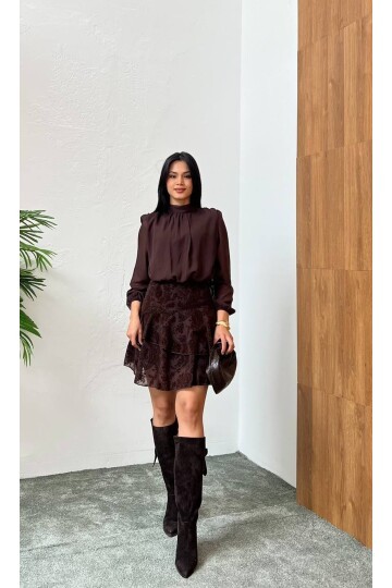 3863-KAHVERENGİ ÜSTÜ ŞİFON ALTI FLOK MİNİ ELBİSE