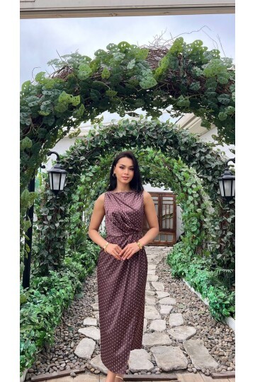 3937-KAHVERENGİ SATEN KUMAŞ PUANTİYE DRAPELİ ELBİSE