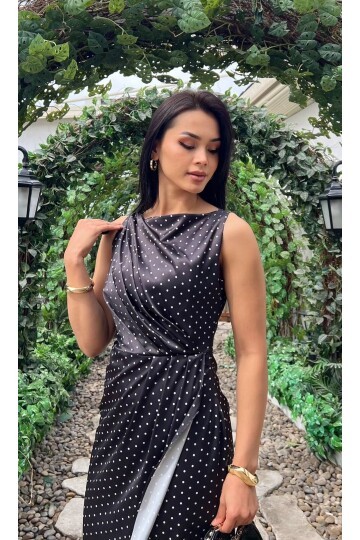 3937-SİYAH SATEN KUMAŞ PUANTİYE DRAPELİ ELBİSE