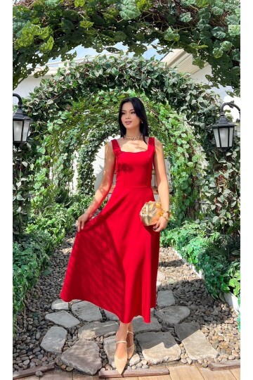 3938- KIRMIZI ARKADAN BAĞLAMA DETAYLI KARE YAKA KREP ELBİSE