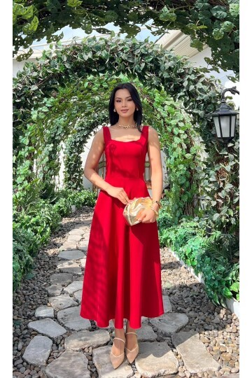 3938- KIRMIZI ARKADAN BAĞLAMA DETAYLI KARE YAKA KREP ELBİSE