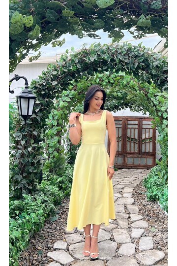 3938- SARI ARKADAN BAĞLAMA DETAYLI KARE YAKA KREP ELBİSE