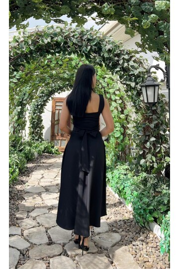 3938- SİYAH ARKADAN BAĞLAMA DETAYLI KARE YAKA KREP ELBİSE