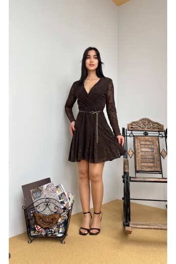 3894-KAHVERENGİ FLOK BASKI ANVELOK YAKA KISA ELBİSE